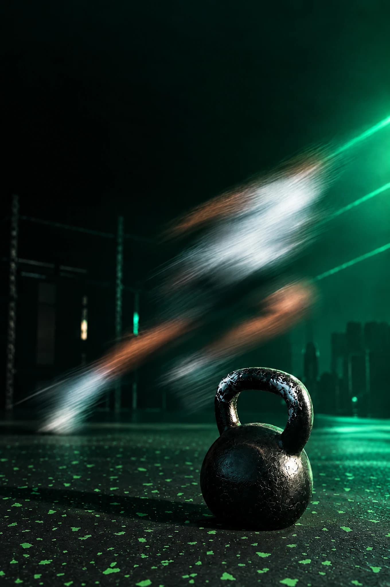 Un kettlebell posé sur un sol en caoutchouc noir moucheté de vert, un athlète lancé en plein élan derrière lui.